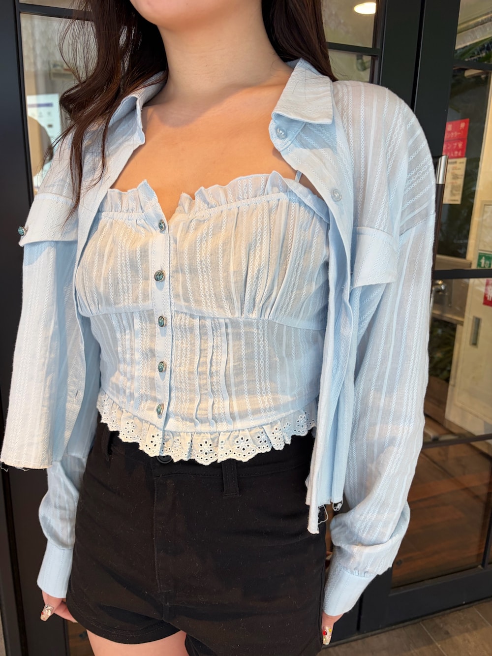 ブラック系のその他パンツ、ブラック系のブーツ、ブルー系のシャツ/ブラウスを着用したレディースの春コーディネートの5枚目の写真