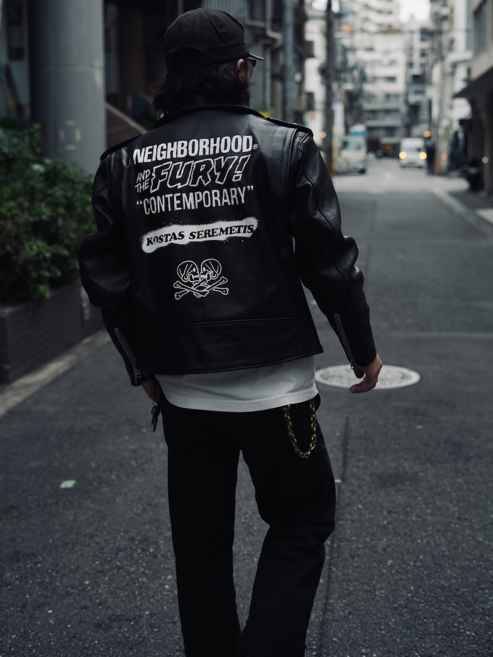 ブラック系のライダースジャケット、ホワイト系のTシャツ/カットソー、ブラック系のその他パンツを着用したメンズの秋コーディネートの3枚目の写真