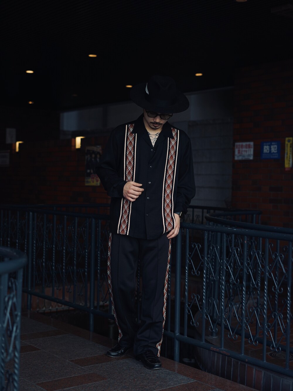 「カジュアルコーデ、休日スタイル、春服コーデ、スニーカーコーデ、オーバーサイズ、古着MIX、お洒落さんとつながりたい、シャツ、ストリート、春コーデ、はるコーデ、アメカジコーデ、ブラックコーデ、セットアップ、アメカジ」｜「schottのSchott/ショット/LINE 2TONE LS SHIRT/ライン 2トーン シャツ（シャツ/ブラウス、ブラック系）」を使った、Rikuさん（メンズ・165cm）の春コーディネートの2枚目の写真