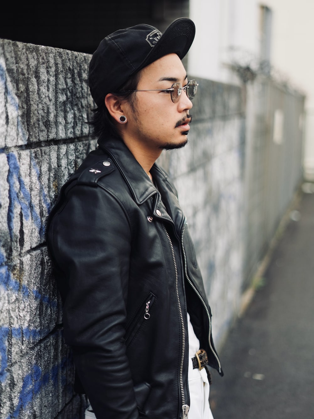 「今日のコーデ、メンズファッション、ワイドパンツ、おしゃれさんと繋がりたい、大人カジュアル、ブラック、モノトーン、リラックススタイル、キャップ、カジュアル、秋服、サングラス、アメカジ、タンクトップ、ファッション好きと繋がりたい」｜「schottのSchott/ショット/613UST ONESTAR TALL/ワンスター トール ライダース レザージャケット（ライダースジャケット、ブラック系）」を使った、Rikuさん（メンズ・165cm）の夏コーディネートの3枚目の写真