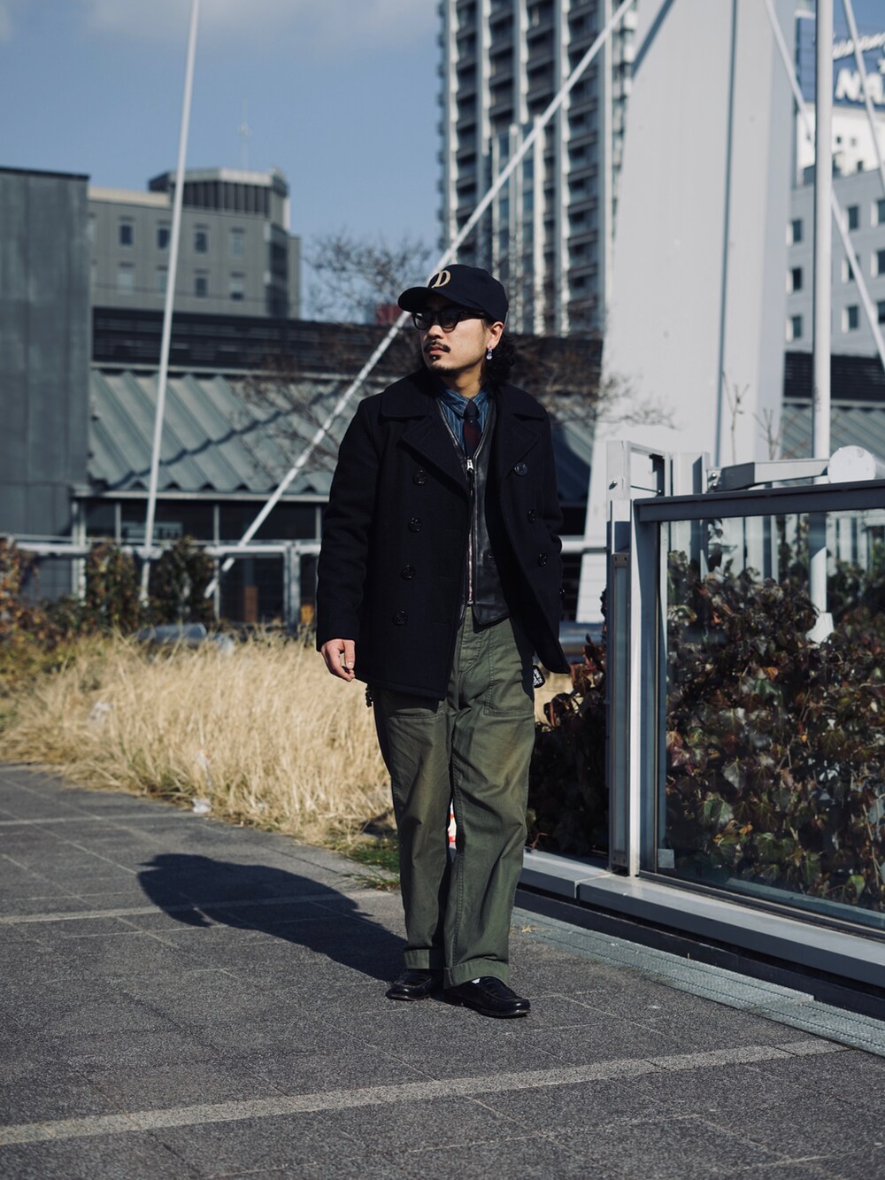 「休日スタイル、お洒落さんとつながりたい、カジュアルコーデ、私の推しブランド、冬、メンズコーデ、冬のコーデ、革靴、服好きな人と繋がりたい、オトナカジュアル、シンプル、冬アウター、ootd、低身長コーデ、メガネ男子」｜「schottの【Schott】Ｐコート（ピーコート、ブルー系）」を使った、Rikuさん（メンズ・165cm）の冬コーディネートの2枚目の写真