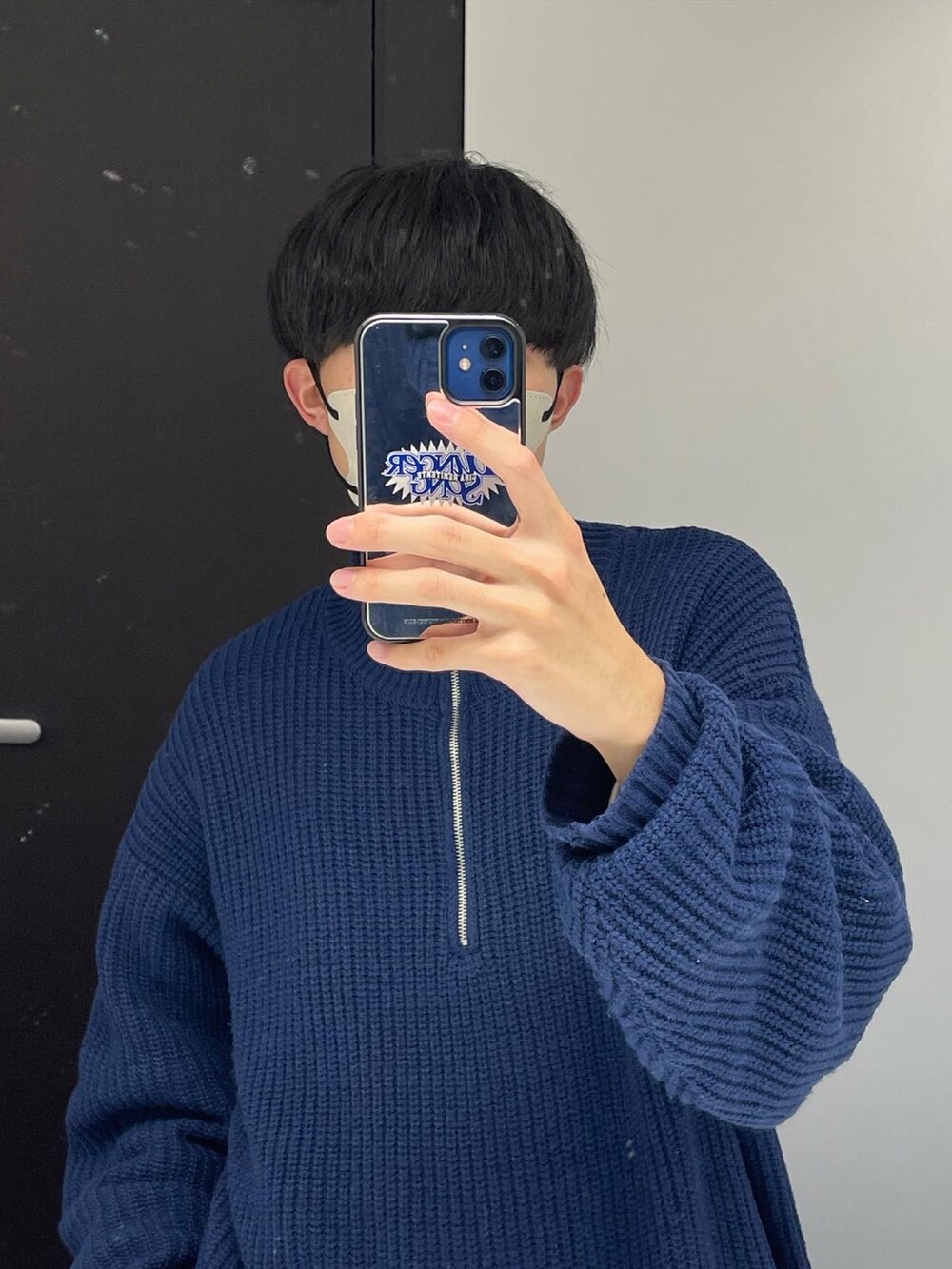 ブルー系のトップスを着用したメンズの冬コーディネートの2枚目の写真