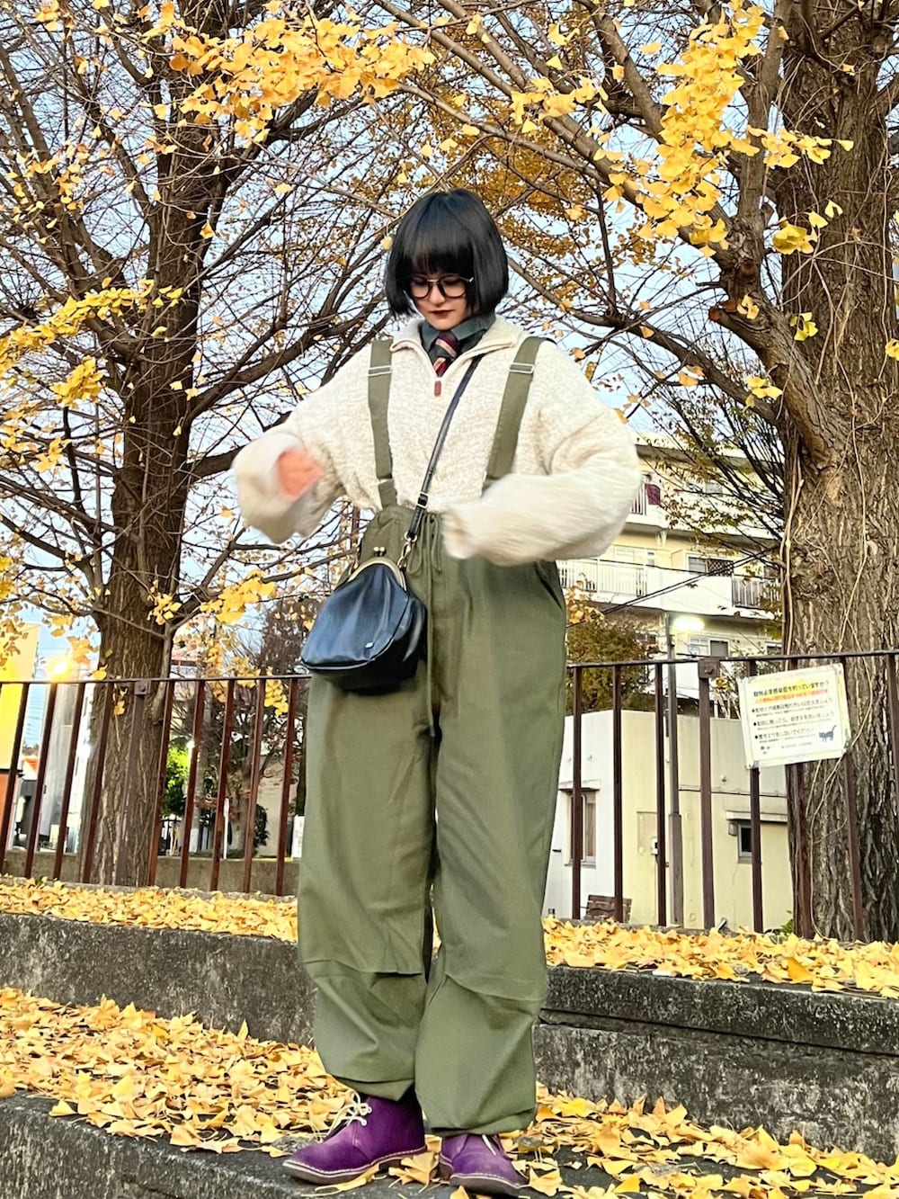 グリーン系のサロペット/オーバーオール、ホワイト系のニット/セーターを着用したレディースの冬コーディネートの2枚目の写真