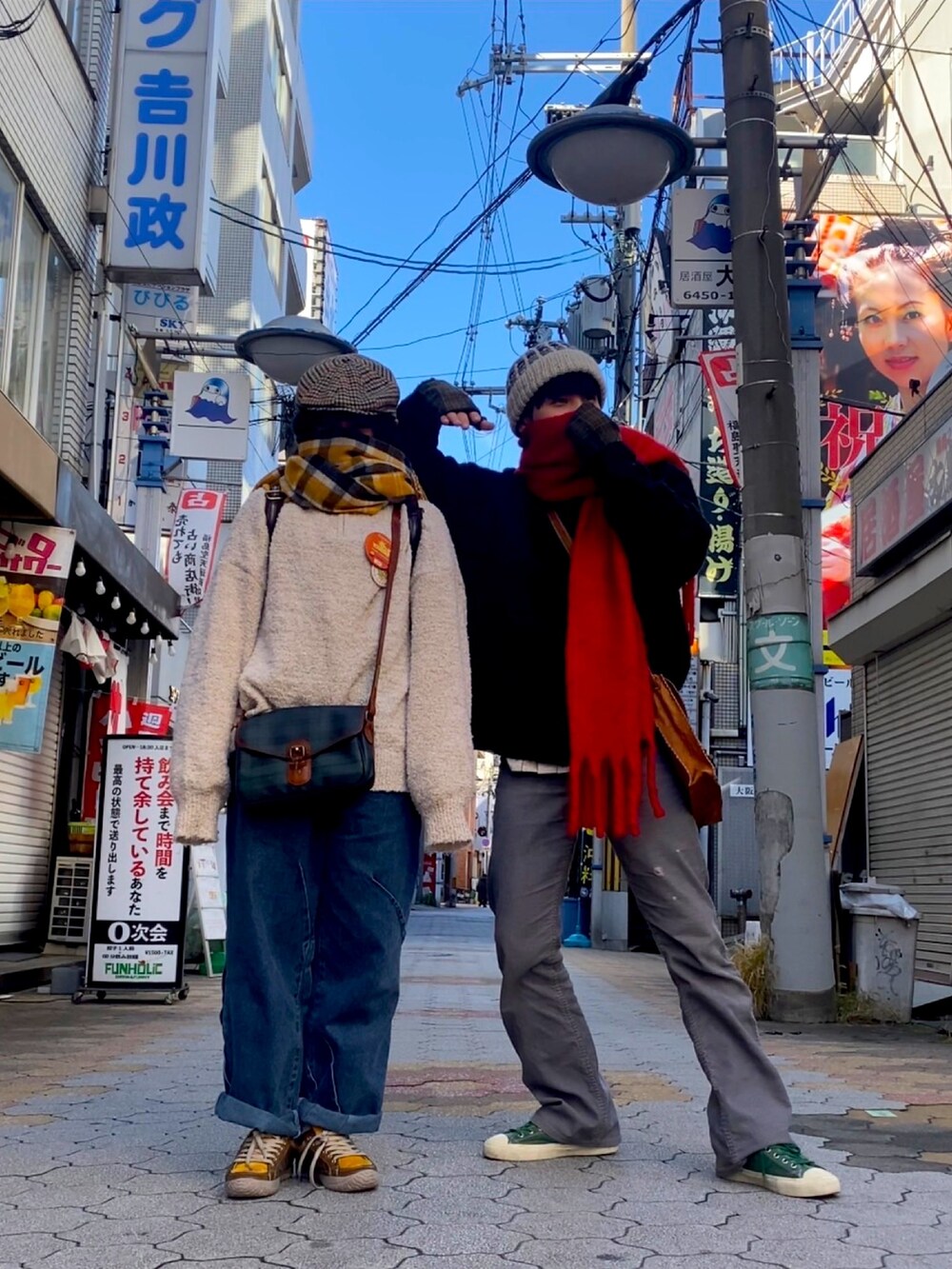 ホワイト系のニット/セーターを着用したレディースの冬コーディネートの2枚目の写真