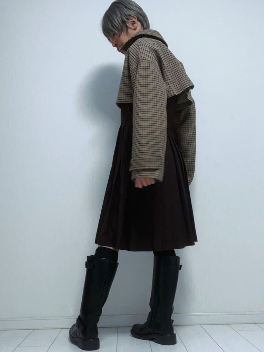 「ショートコート、ワンピース、ジャンパースカート、ロングブーツ、ゴムベルト」｜「GUのアイテム（その他アウター、ベージュ系）」を使った、miyabiさん（レディース・168cm）の秋コーディネートの2枚目の写真