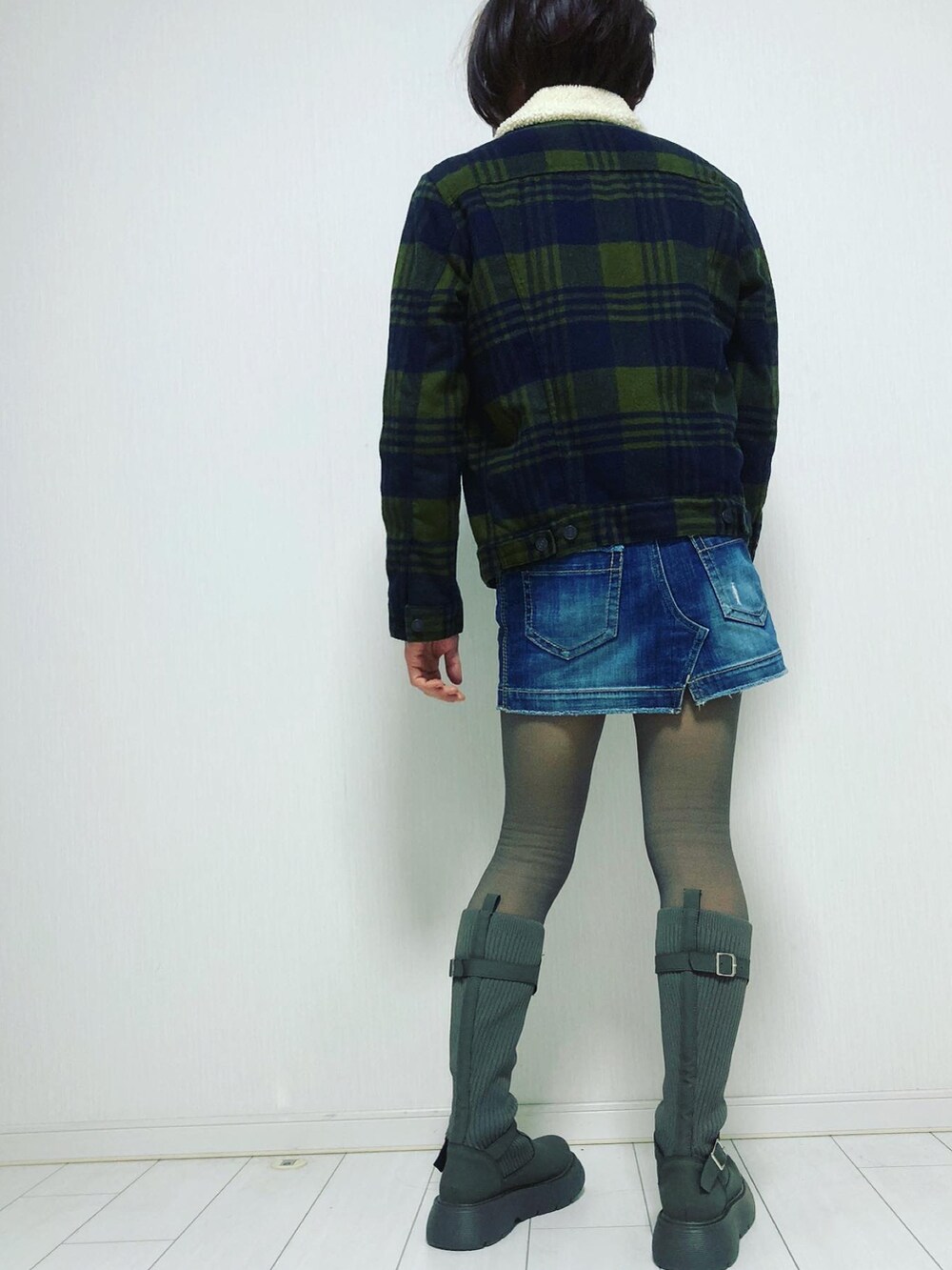 「ウールボア、ミニスカート、デニムミニスカート、デニムスカート」｜「Levi'sのアイテム（ブルゾン、グリーン系）」を使った、miyabiさん（レディース・168cm）の冬コーディネートの2枚目の写真