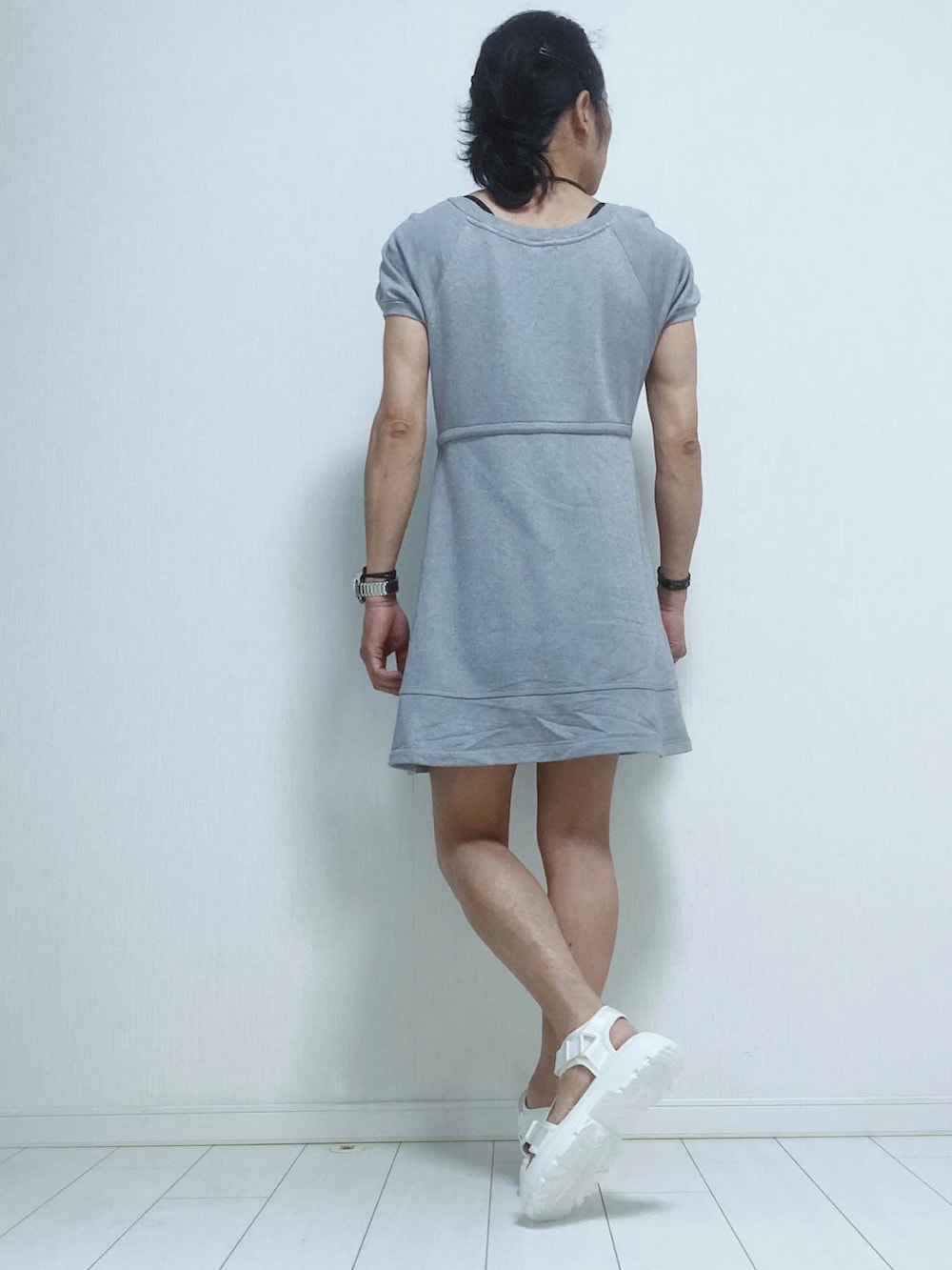 「サンダル、ミニワンピ、ミニスカート、スエット、スエットワンピース」｜「GUのアイテム（サンダル、ホワイト系）」を使った、miyabiさん（レディース・168cm）の春コーディネートの2枚目の写真