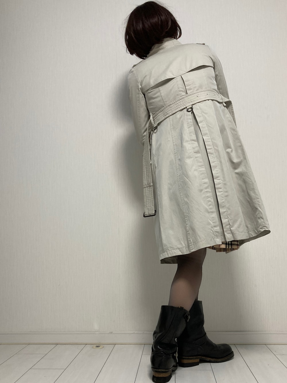 ベージュ系のスカート、ブラック系のブーツ、ブラック系のニット/セーターを着用したレディースの冬コーディネートの2枚目の写真