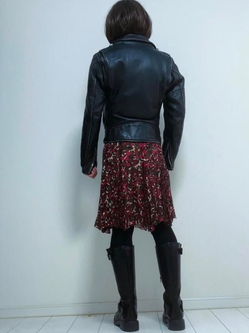 「ライタースジャケット、ダブルライダース、セーター、ロングブーツ、シフォンスカート」｜「GUのアイテム（ニット/セーター、パープル系）」を使った、miyabiさん（レディース・168cm）の秋コーディネートの3枚目の写真