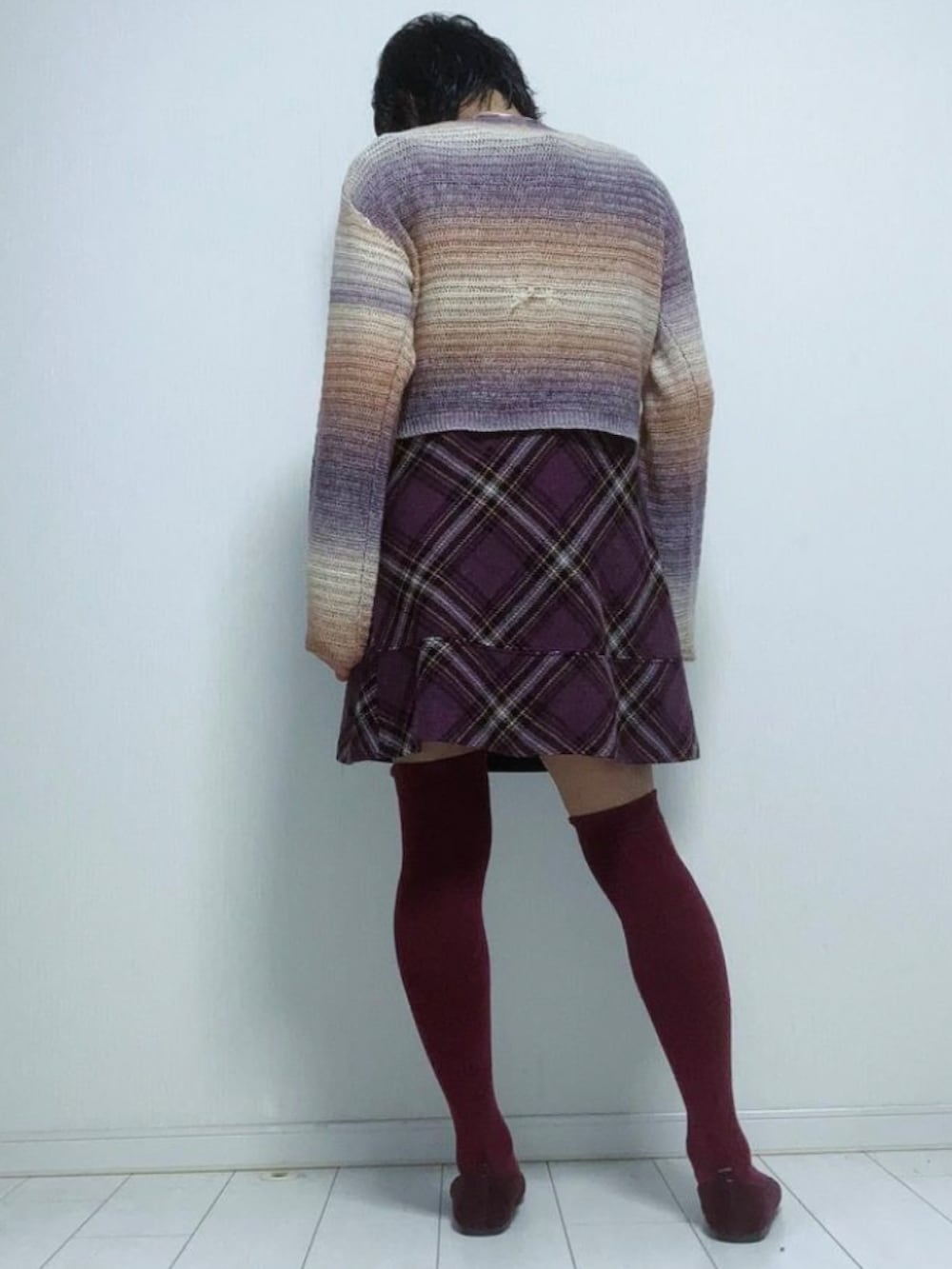 「セーター、ミニスカート、ミニワンピ、ニーハイソックス、スクエアトゥ、スリッポン」｜「GUのアイテム（ニット/セーター、パープル系）」を使った、miyabiさん（レディース・168cm）の秋コーディネートの2枚目の写真