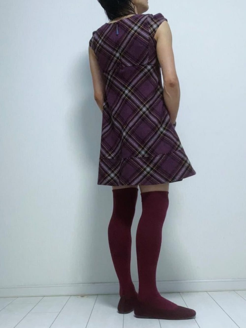 「ミニワンピ、ミニスカート、ニーハイソックス、スクエアトゥ」｜「BURBERRYのアイテム（ワンピース、パープル系）」を使った、miyabiさん（レディース・168cm）の秋コーディネートの2枚目の写真