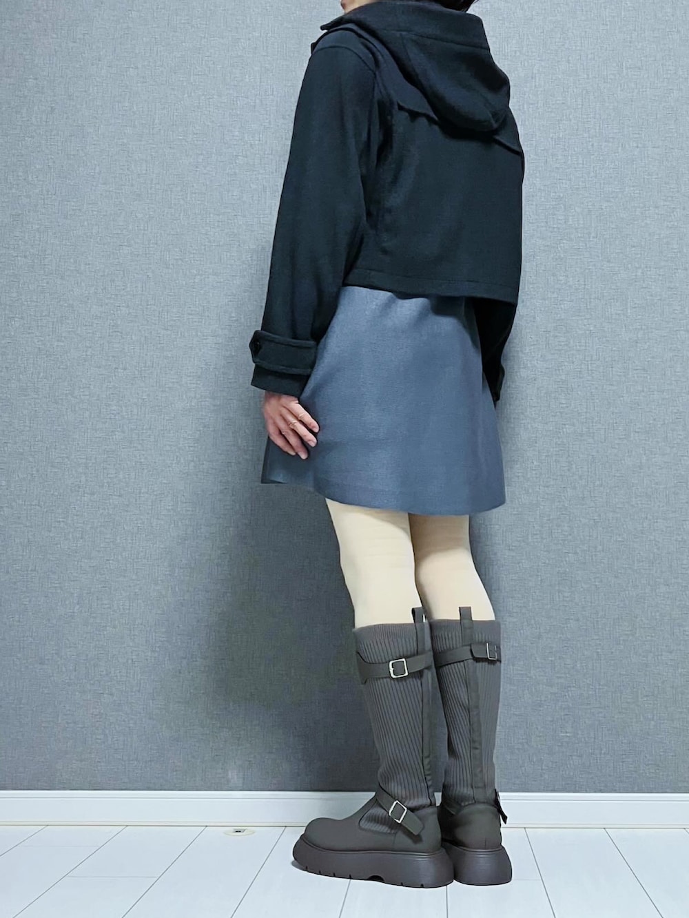 グレー系のブーツ、グレー系のワンピース、グレー系のダッフルコートを着用したレディースの秋コーディネートの3枚目の写真