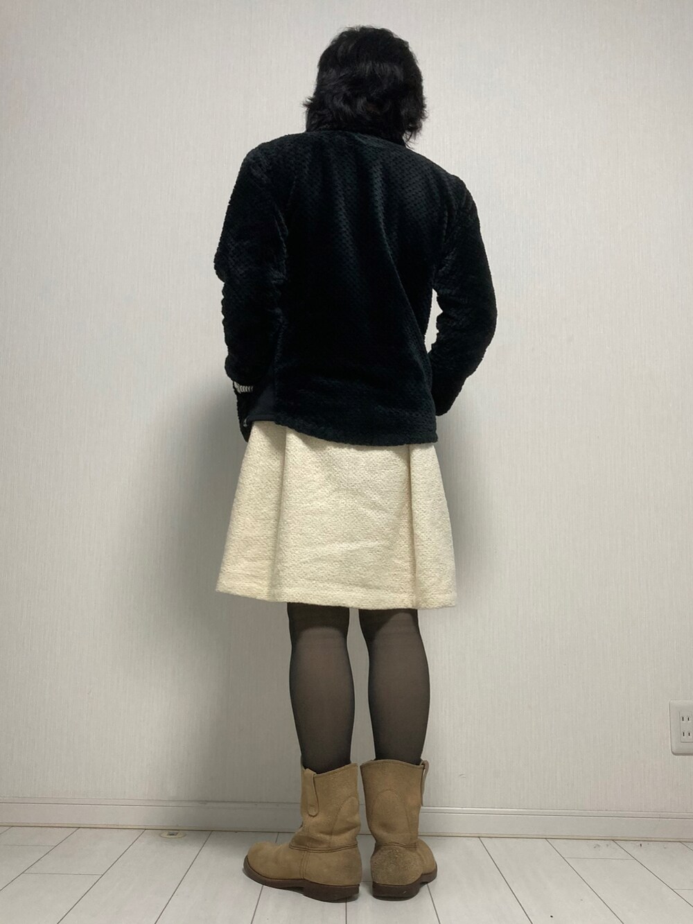 「フリースジャケット、ワンピース、ミニワンピ、ミニスカート、タイツ、ペコスブーツ」｜「workmanのアイテム（ジャージ、ブラック系）」を使った、miyabiさん（レディース・168cm）の冬コーディネートの2枚目の写真