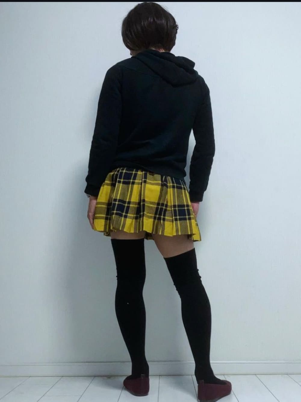 「パーカー、ワンピース、ミニスカート、ミニワンピ、ドッキングワンピ、チェックスカート、サイハイソックス、スクエアトゥ、スリッポン」｜「BURBERRYのアイテム（パーカー、ブラック系）」を使った、miyabiさん（レディース・168cm）の秋コーディネートの2枚目の写真