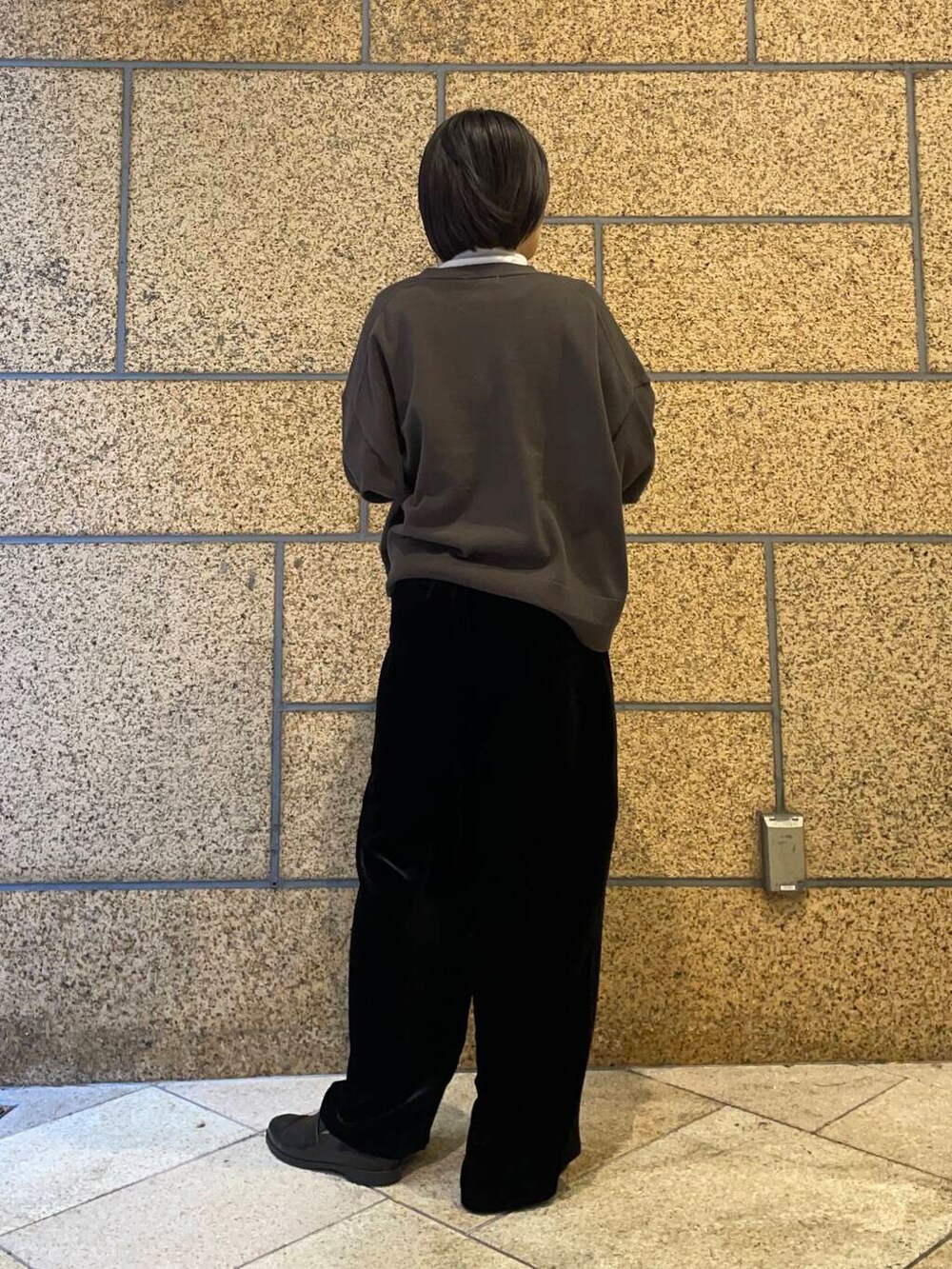 ブラック系のその他パンツ、グレー系のTシャツ/カットソー、グレー系のカーディガン/ボレロを着用したレディースの冬コーディネートの4枚目の写真