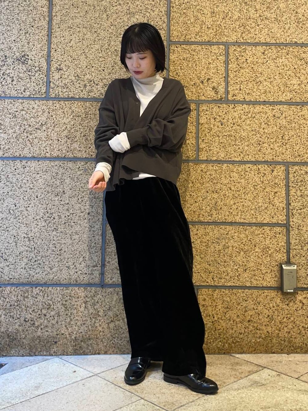 ブラック系のその他パンツ、グレー系のTシャツ/カットソー、グレー系のカーディガン/ボレロを着用したレディースの冬コーディネートの2枚目の写真