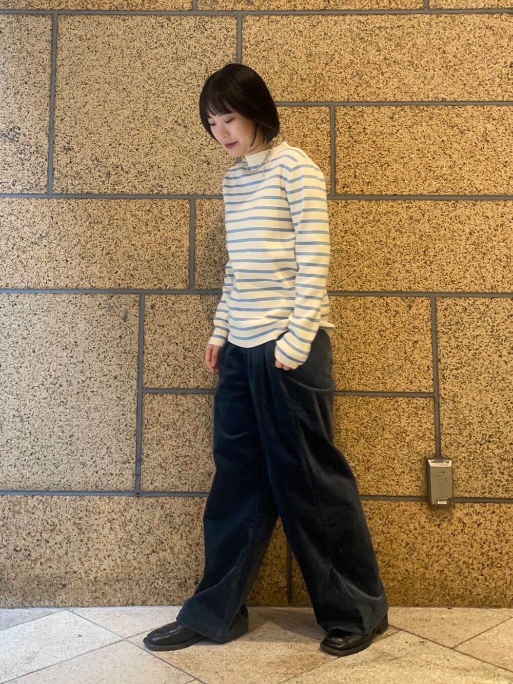 ブルー系のニット/セーター、ブルー系のその他パンツを着用したレディースの冬コーディネートの2枚目の写真