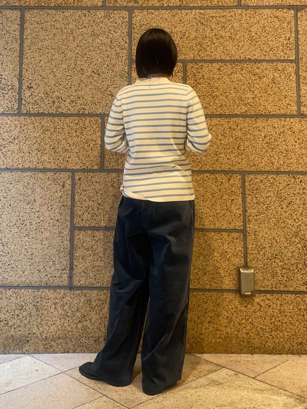 ブルー系のニット/セーター、ブルー系のその他パンツを着用したレディースの冬コーディネートの3枚目の写真