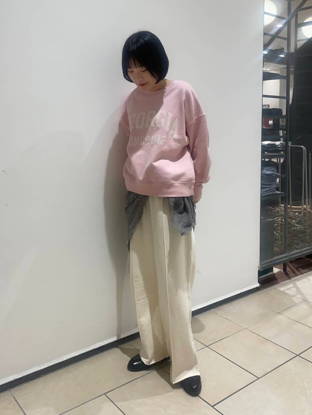 ホワイト系のその他パンツ、ピンク系のスウェット、ホワイト系のストール/ショールを着用したレディースの冬コーディネートの2枚目の写真