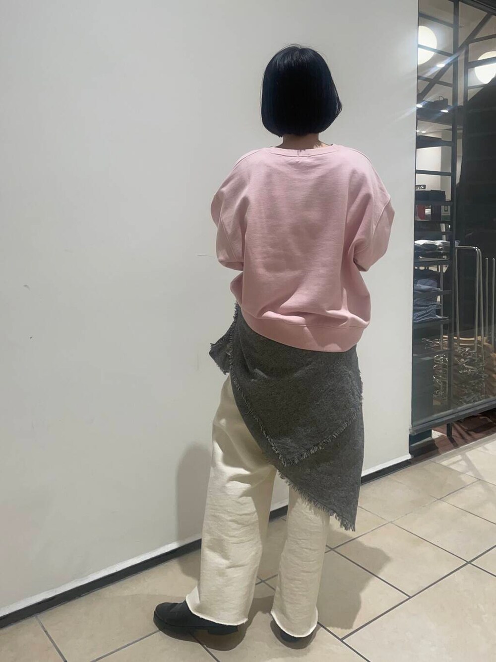 ホワイト系のその他パンツ、ピンク系のスウェット、ホワイト系のストール/ショールを着用したレディースの冬コーディネートの3枚目の写真