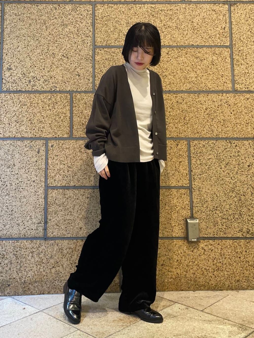 ブラック系のその他パンツ、グレー系のTシャツ/カットソー、グレー系のカーディガン/ボレロを着用したレディースの冬コーディネートの3枚目の写真