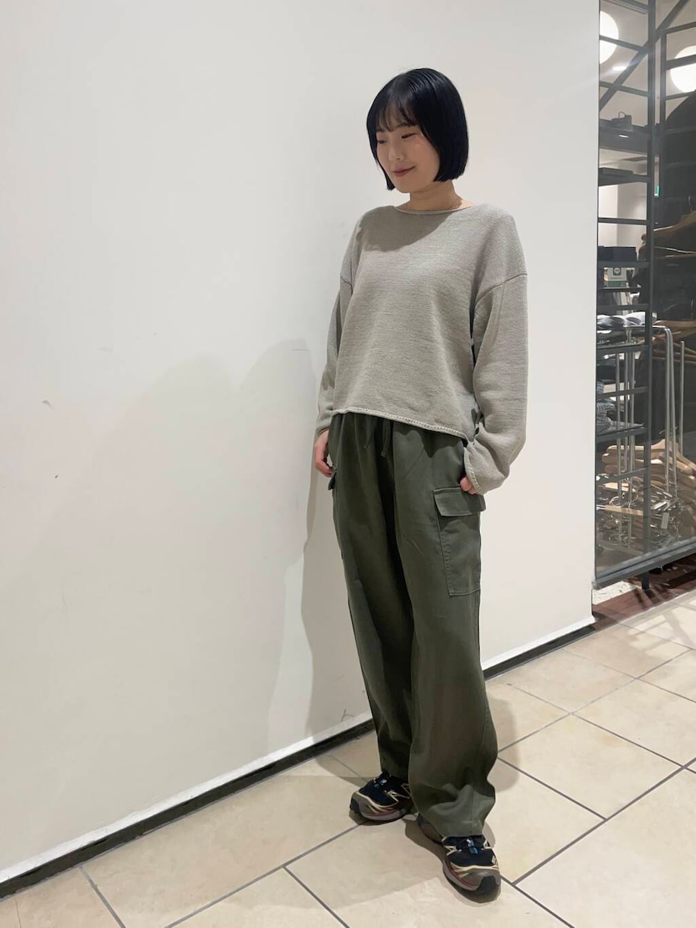 グレー系のニット/セーター、グリーン系のその他パンツを着用したレディースの冬コーディネートの2枚目の写真