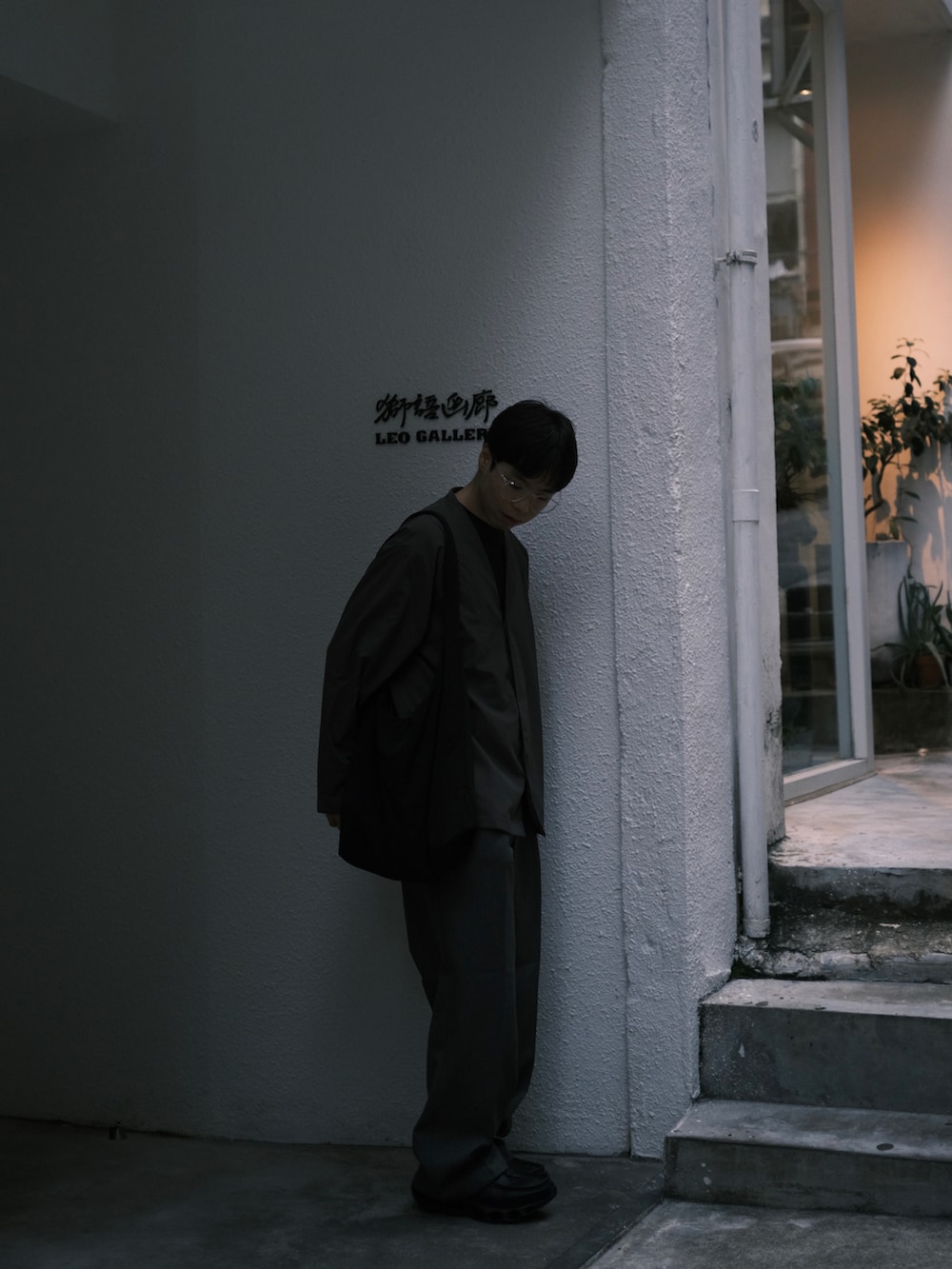 グレー系のその他アウター、ブラック系のスニーカー、ブルー系の福袋/福箱を着用したメンズの秋コーディネートの3枚目の写真