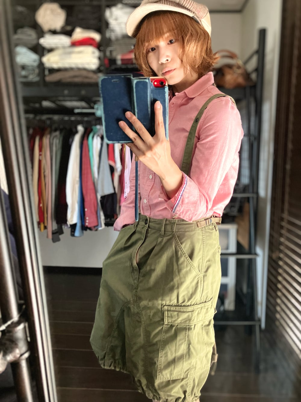 グリーン系のスカート、ピンク系のシャツ/ブラウス、ベージュ系のキャスケットを着用したレディースの秋コーディネートの4枚目の写真