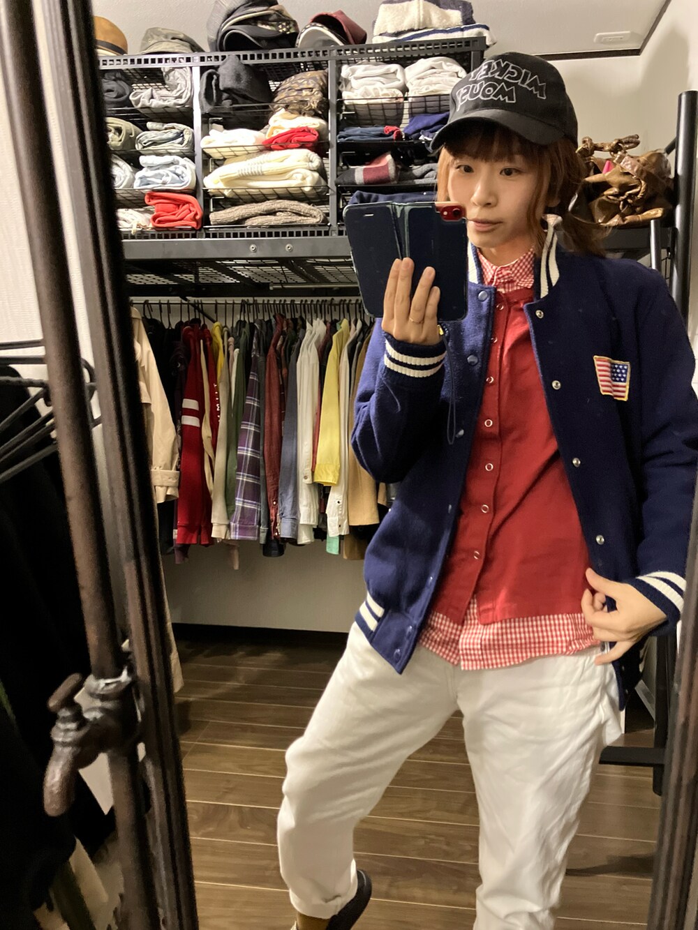 レッド系のカーディガン/ボレロ、レッド系のシャツ/ブラウス、ブルー系のスタジャンを着用したレディースの冬コーディネートの3枚目の写真