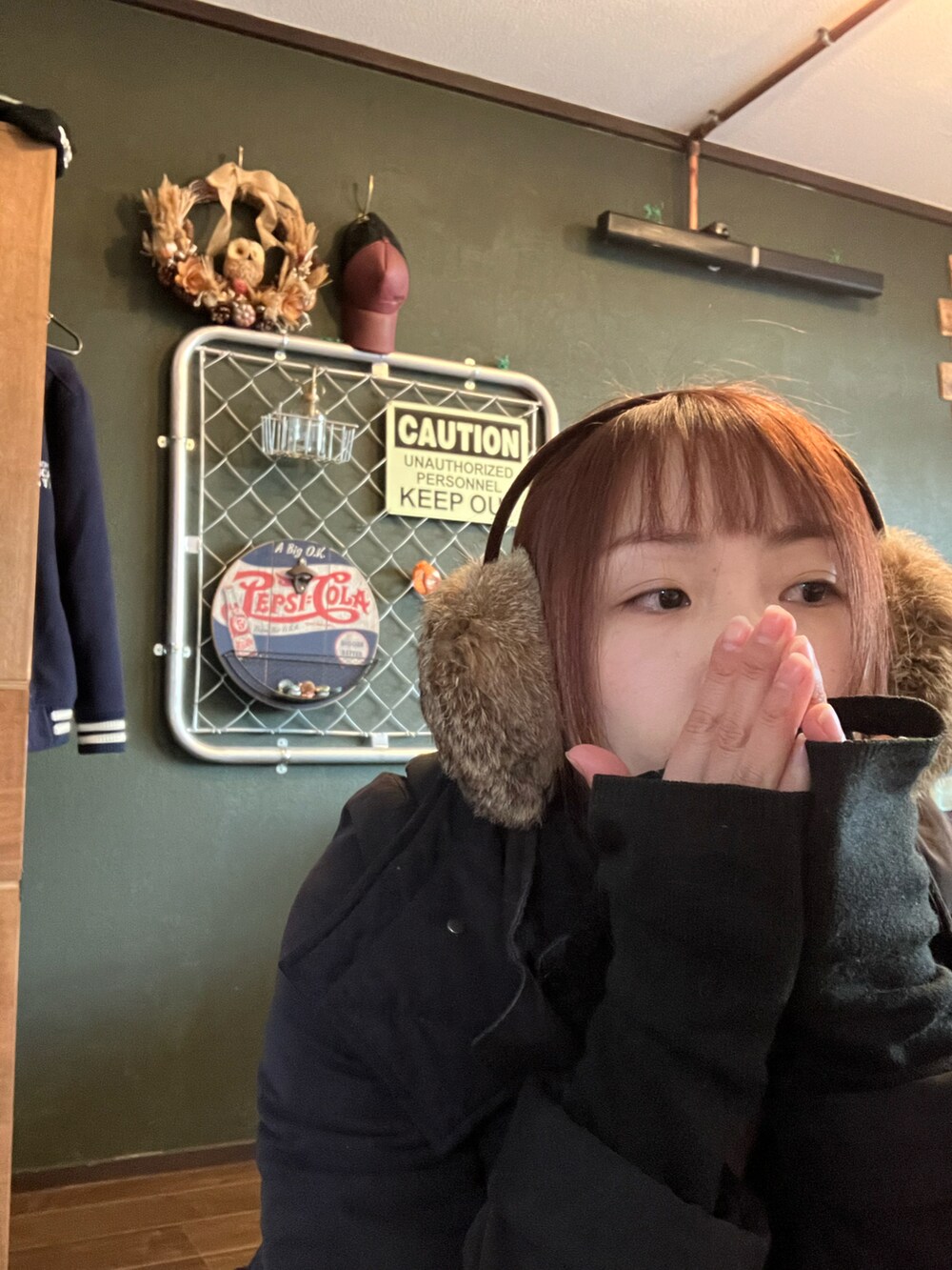 ブラック系のジャケット/アウター、ブラック系のパンツを着用したレディースの冬コーディネートの4枚目の写真