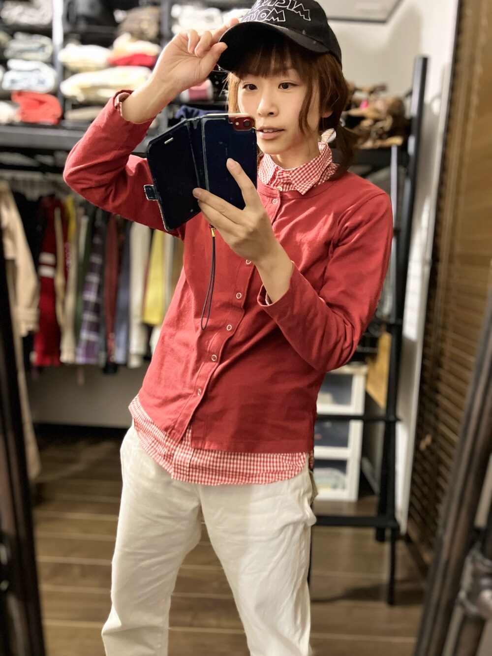 レッド系のカーディガン/ボレロ、レッド系のシャツ/ブラウス、ブルー系のスタジャンを着用したレディースの冬コーディネートの5枚目の写真