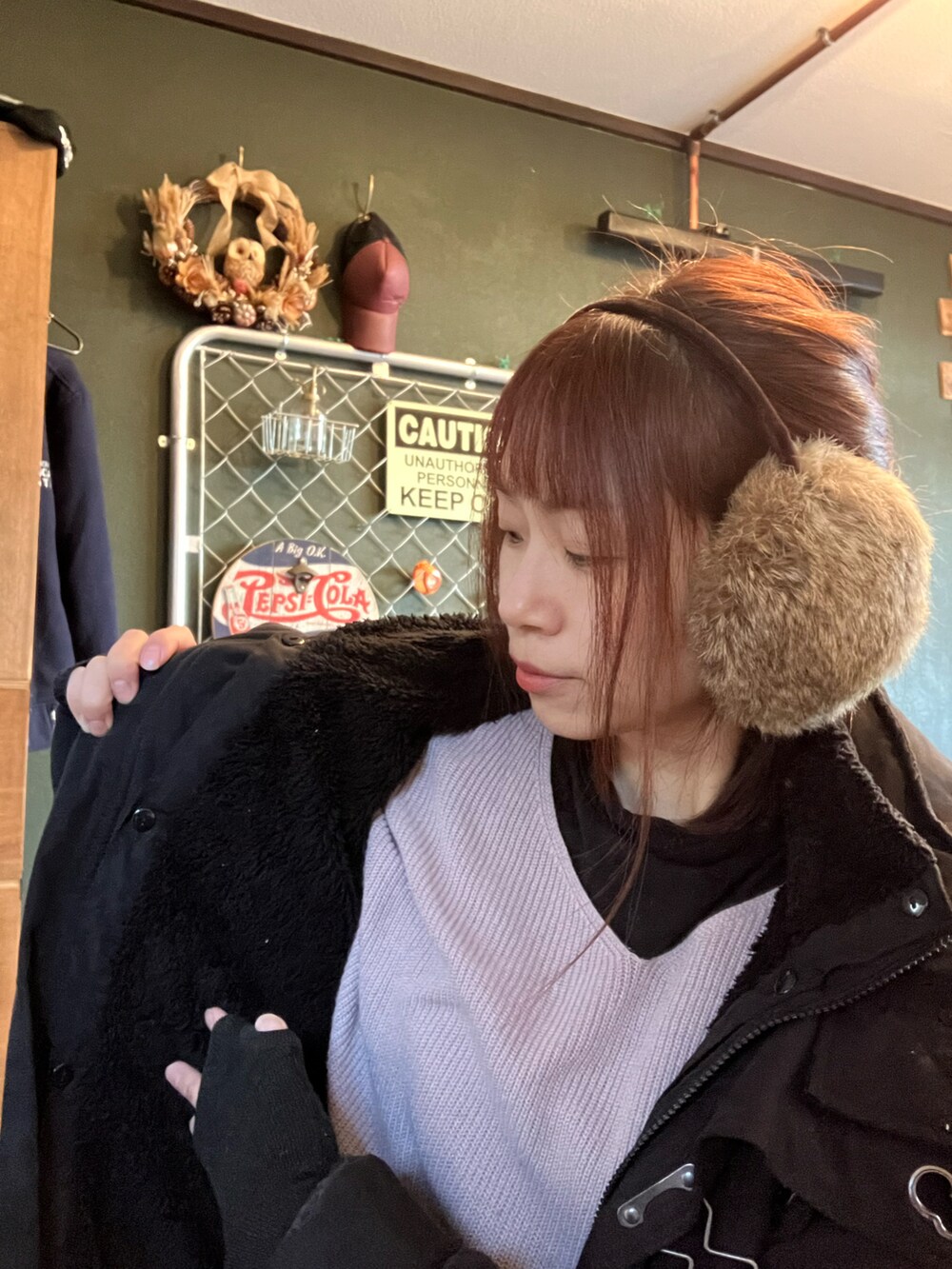 ブラック系のジャケット/アウター、ブラック系のパンツを着用したレディースの冬コーディネートの3枚目の写真