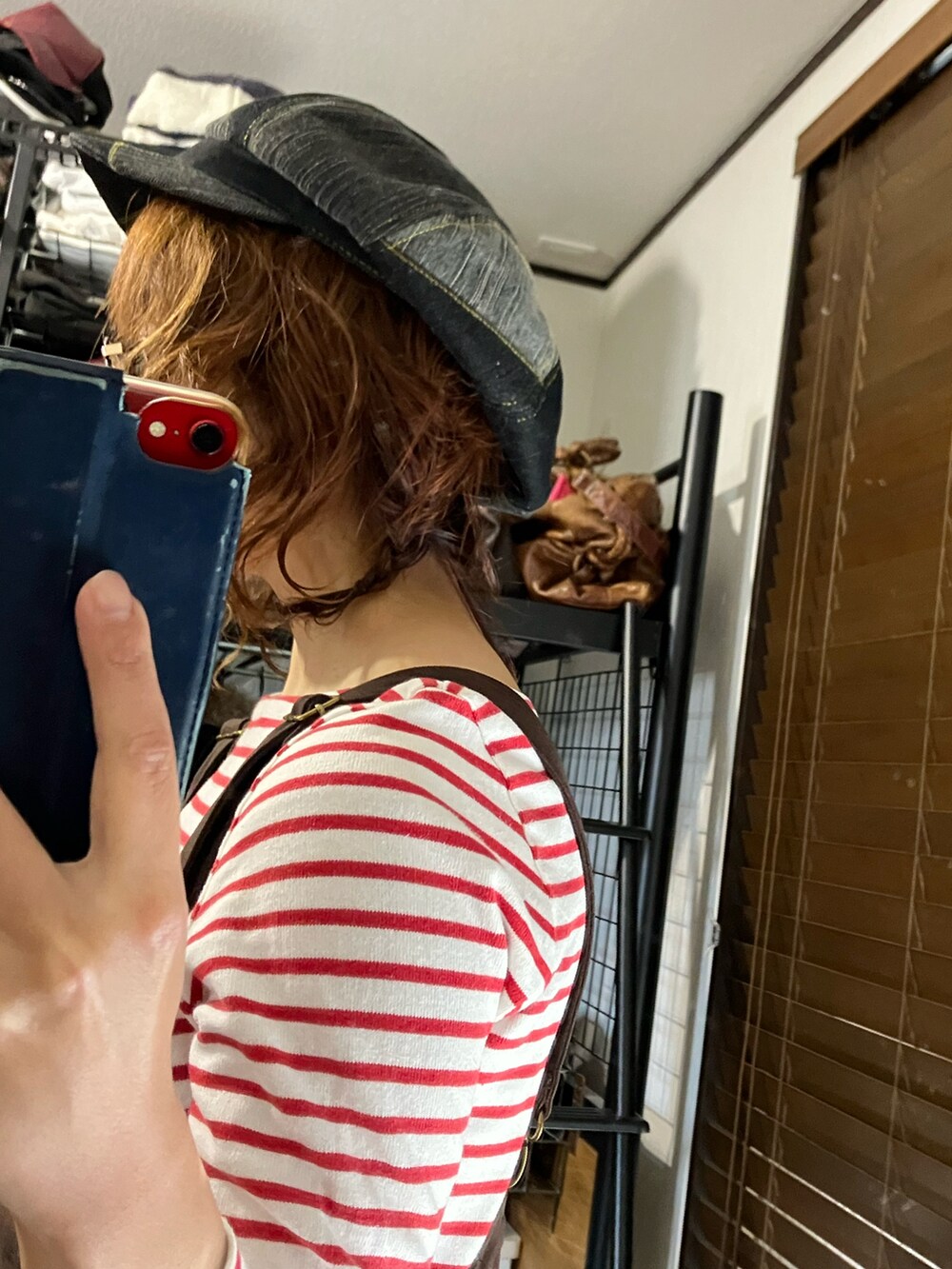 ブラウン系のサロペット/オーバーオール、ブルー系のキャスケット、ブラック系のニットキャップ/ビーニーを着用したレディースの冬コーディネートの2枚目の写真