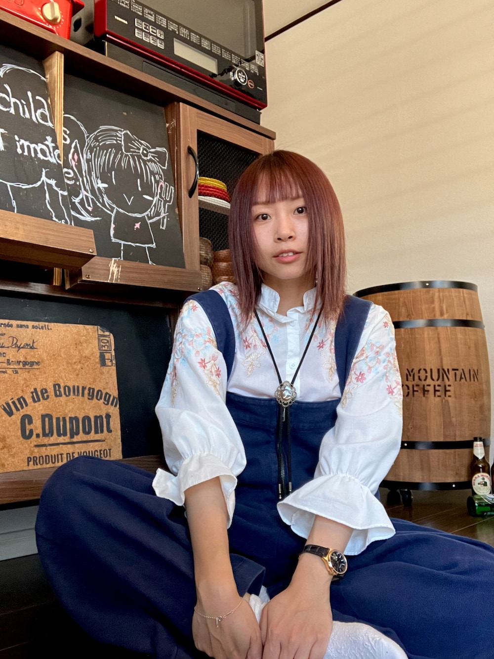 ブルー系のサロペット/オーバーオール、シルバー系のブレスレット、ブルー系のアナログ腕時計を着用したレディースの秋コーディネートの2枚目の写真