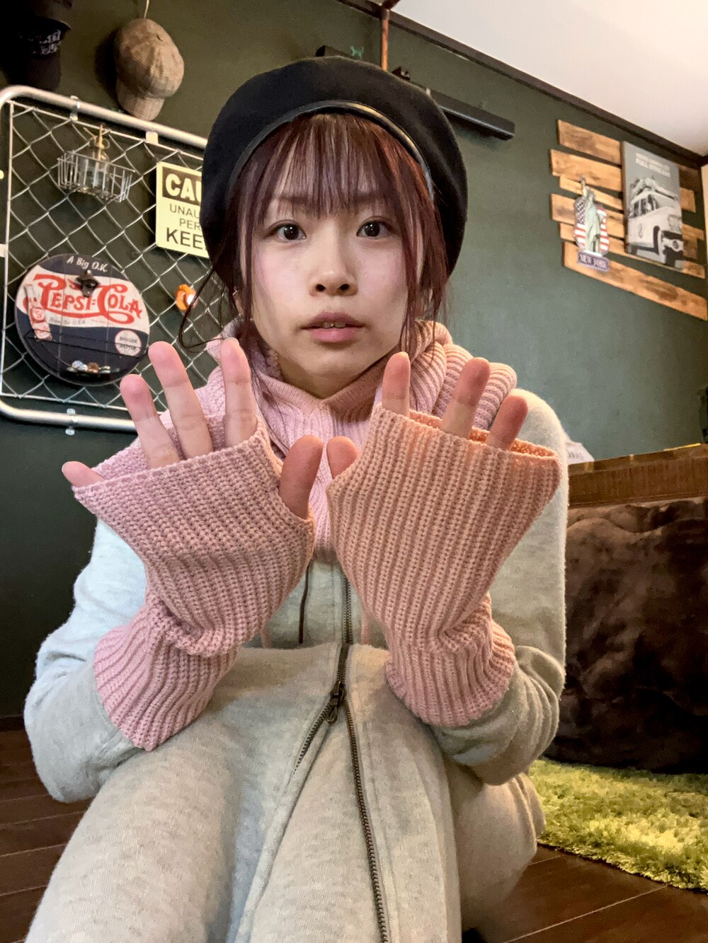 ベージュ系のパーカー、ベージュ系のスカート、ピンク系のニットキャップ/ビーニーを着用したレディースの秋コーディネートの4枚目の写真