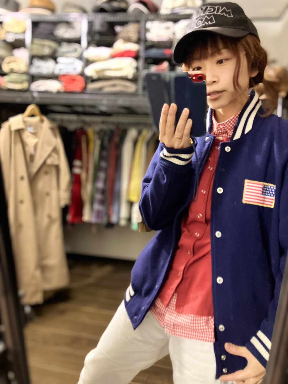 レッド系のカーディガン/ボレロ、レッド系のシャツ/ブラウス、ブルー系のスタジャンを着用したレディースの冬コーディネートの2枚目の写真