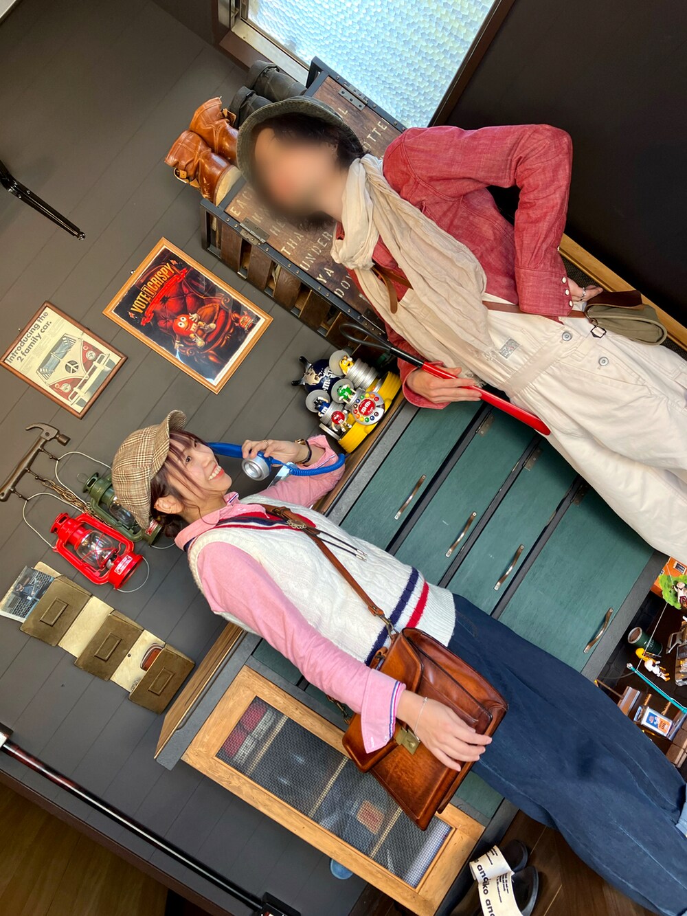 ブルー系のデニムパンツ、ホワイト系のサロペット/オーバーオール、ベージュ系のスニーカーを着用したレディースの秋コーディネートの2枚目の写真