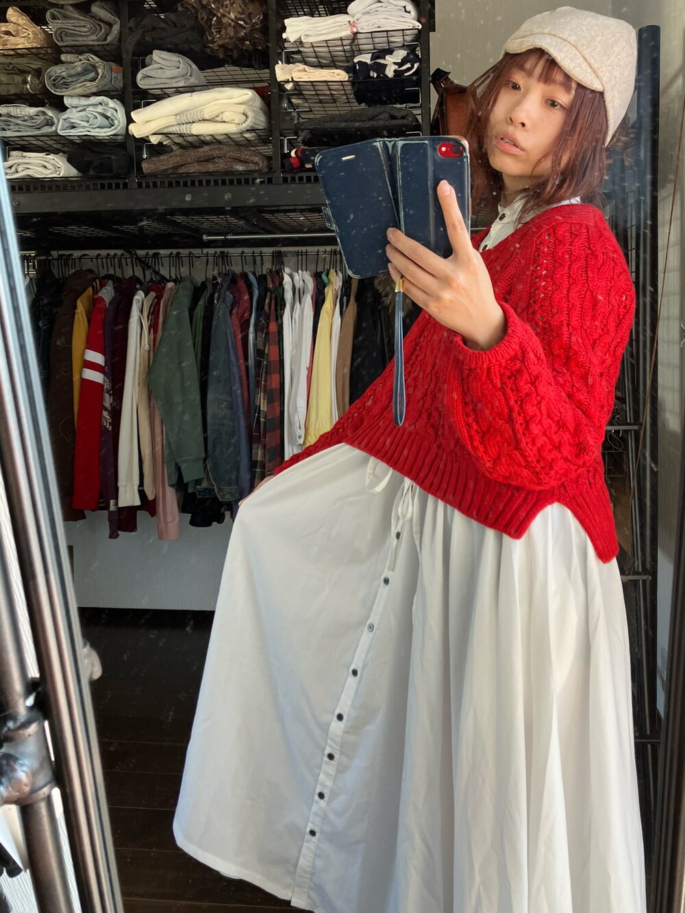 レッド系のニット/セーター、ホワイト系のワンピース、ベージュ系のキャスケットを着用したレディースの冬コーディネートの4枚目の写真