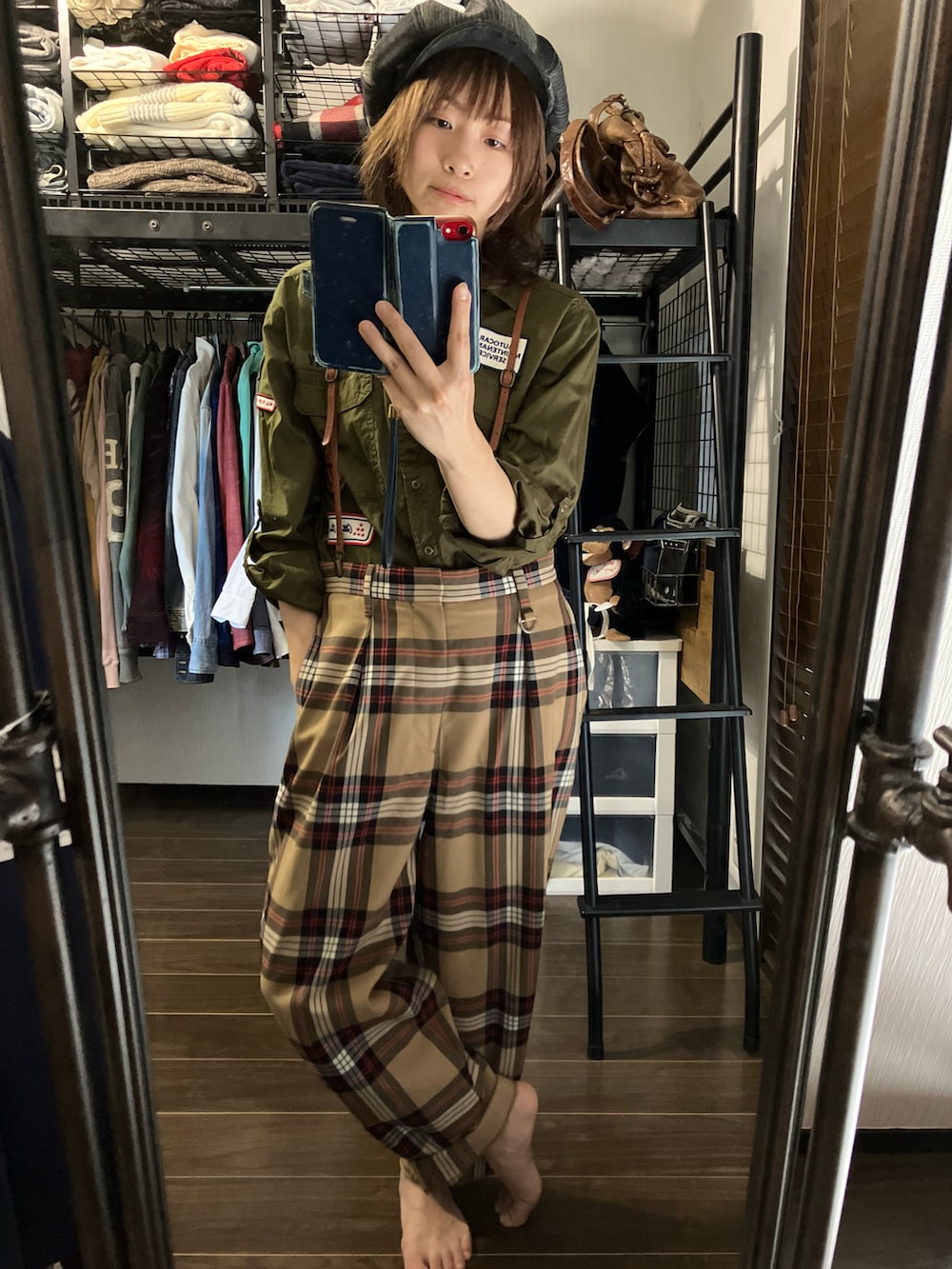 ベージュ系のその他パンツ、ブルー系のキャスケット、ブラウン系のサスペンダーを着用したレディースの春コーディネートの3枚目の写真