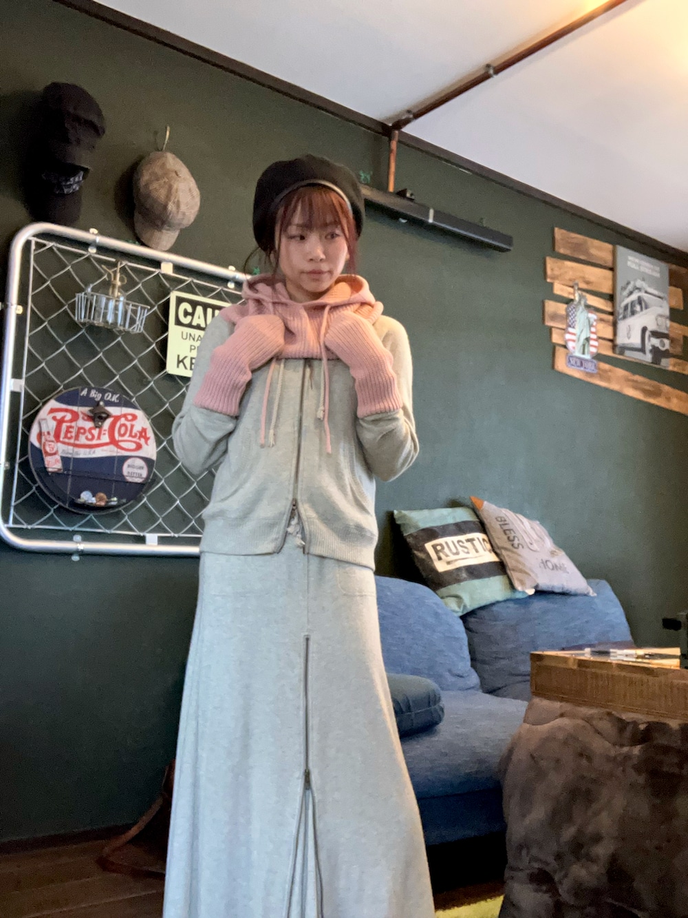 ベージュ系のパーカー、ベージュ系のスカート、ピンク系のニットキャップ/ビーニーを着用したレディースの秋コーディネートの2枚目の写真