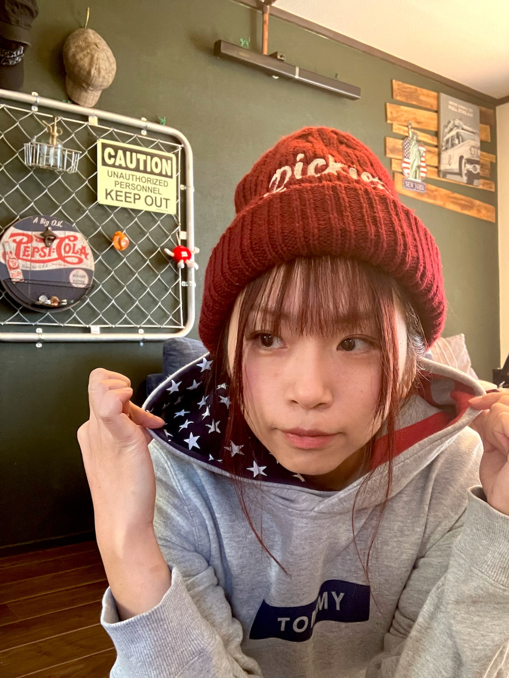 グレー系のワンピース、レッド系のニットキャップ/ビーニー、グレー系のポスター/アートを着用したレディースの秋コーディネートの4枚目の写真