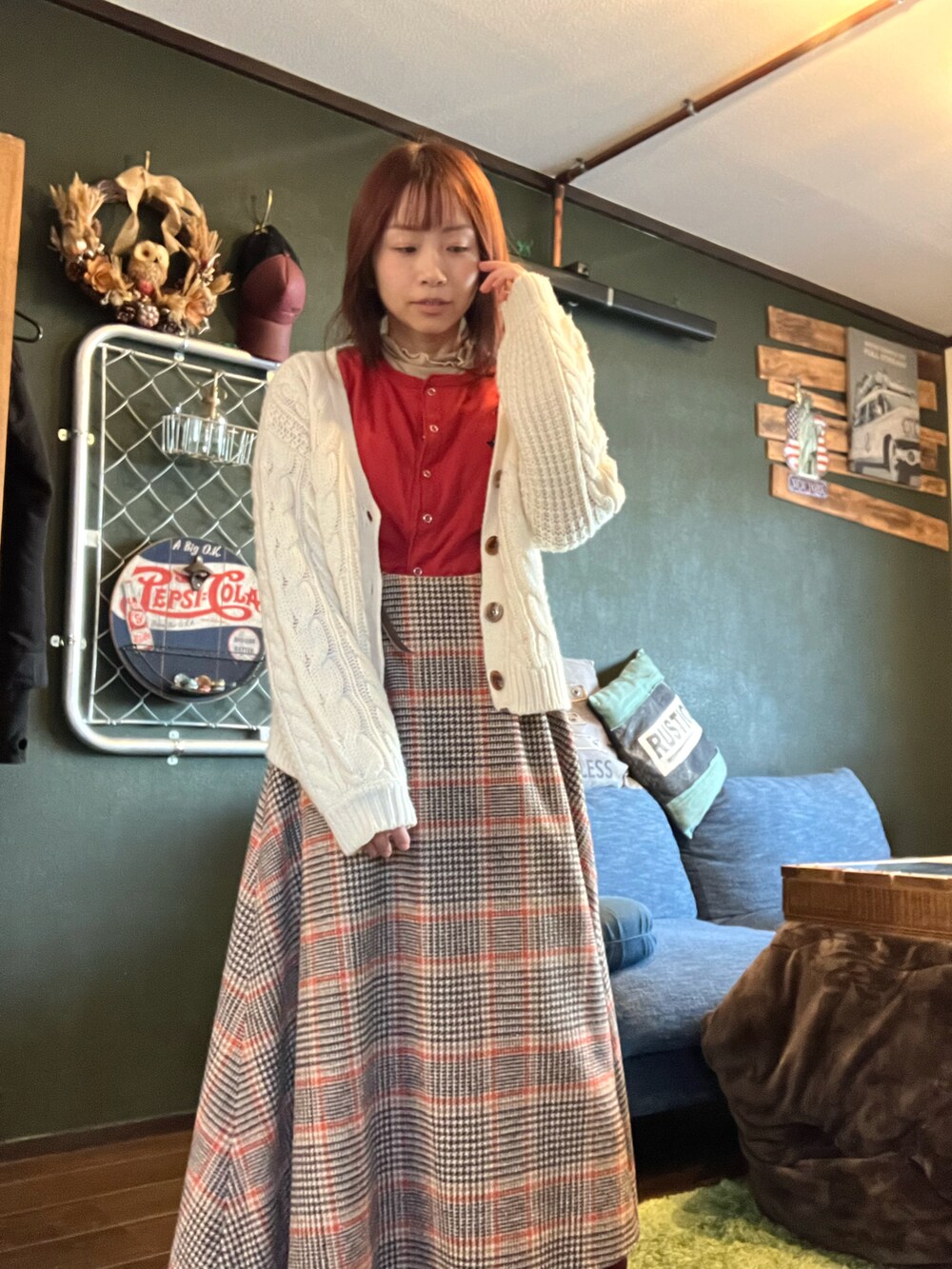 ベージュ系のワンピース、レッド系のカーディガン/ボレロ、ホワイト系のカーディガン/ボレロを着用したレディースの冬コーディネートの3枚目の写真