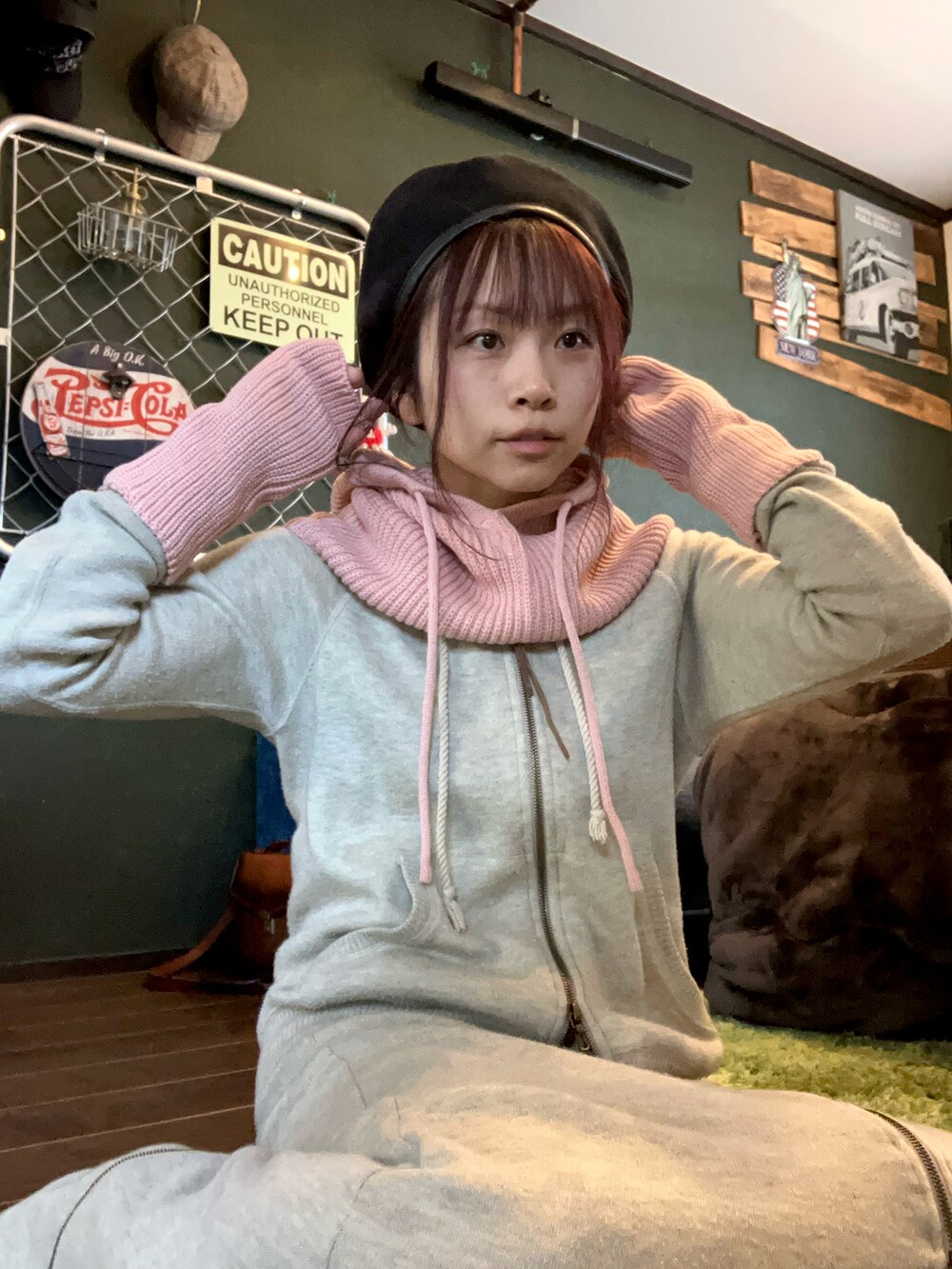 ベージュ系のパーカー、ベージュ系のスカート、ピンク系のニットキャップ/ビーニーを着用したレディースの秋コーディネートの3枚目の写真