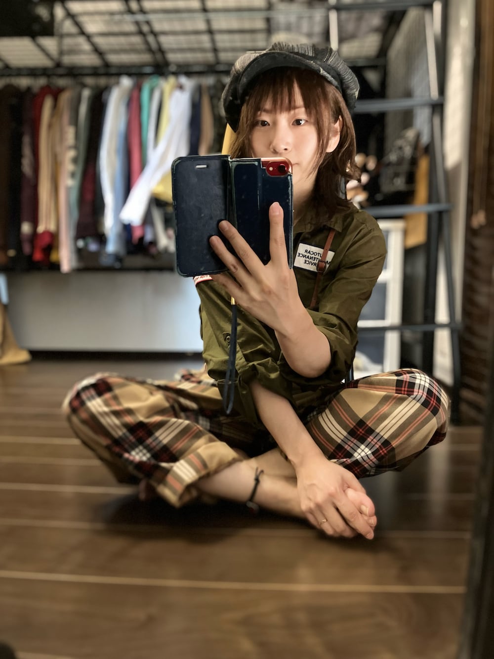 ベージュ系のその他パンツ、ブルー系のキャスケット、ブラウン系のサスペンダーを着用したレディースの春コーディネートの5枚目の写真