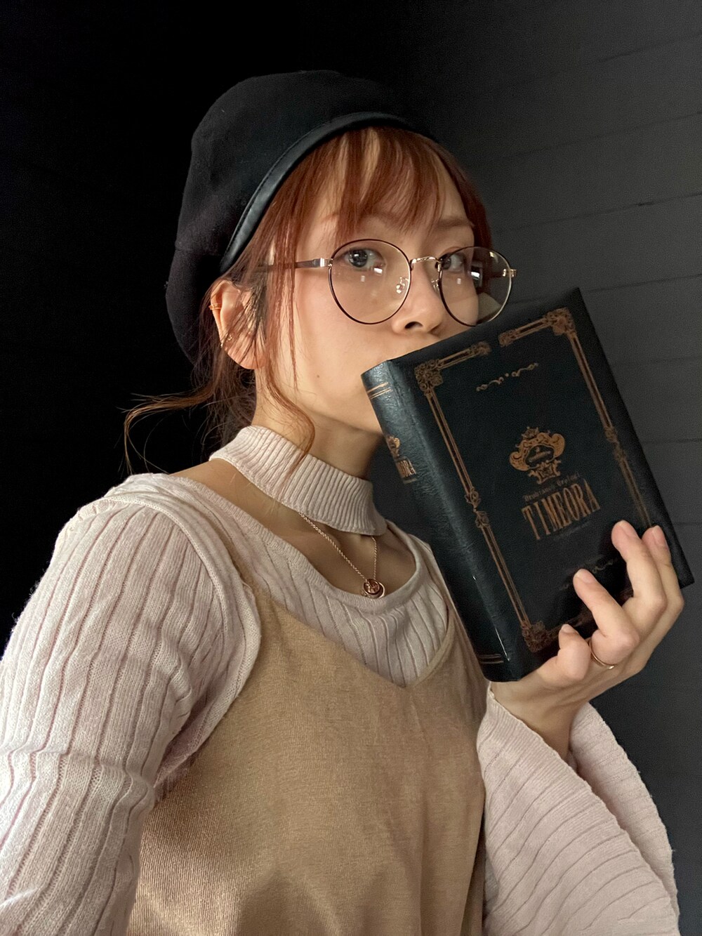 ブラウン系のローファー、ピンク系のニット/セーター、ベージュ系のオールインワン・サロペットを着用したレディースの秋コーディネートの3枚目の写真