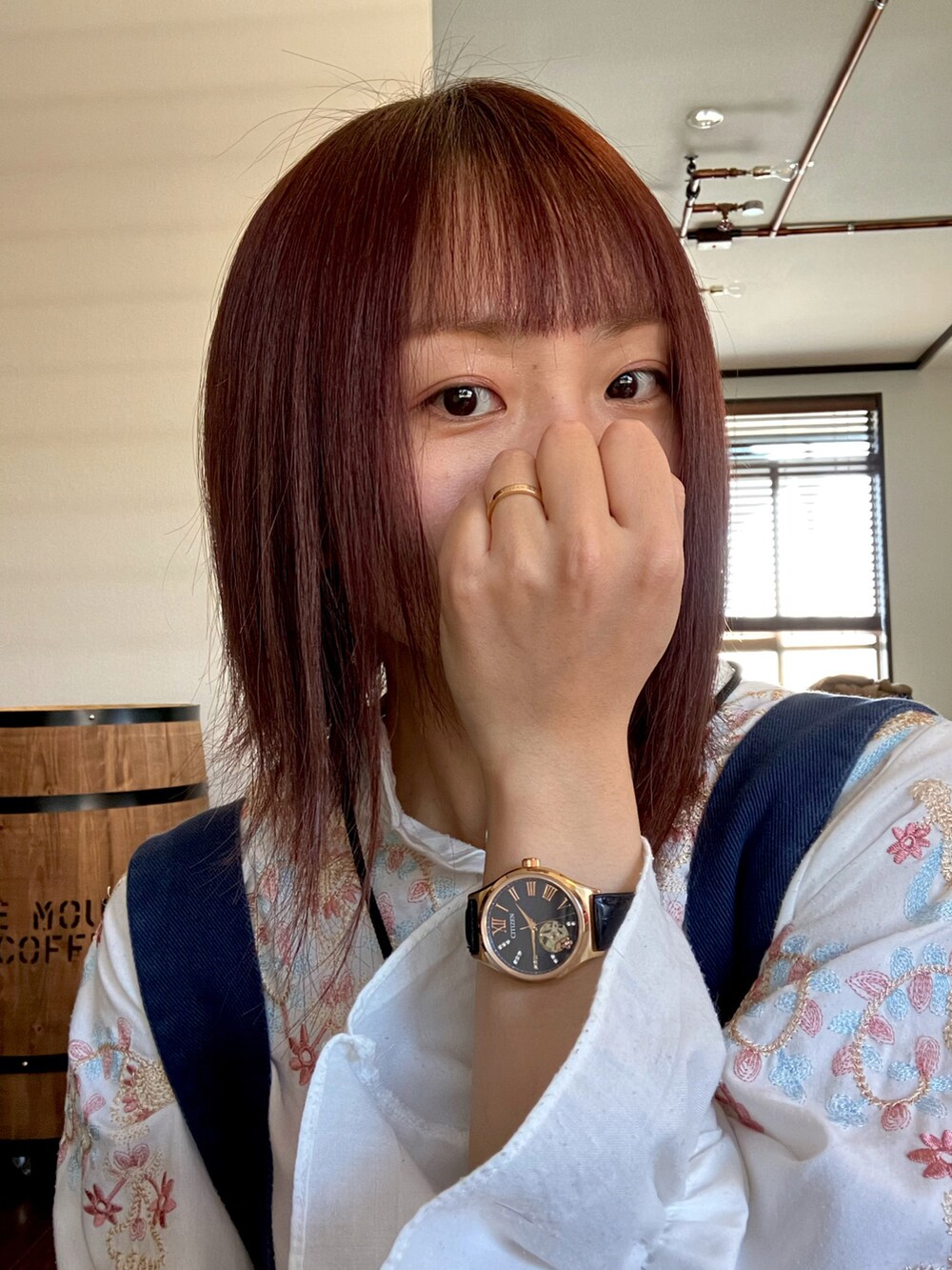 ブルー系のサロペット/オーバーオール、シルバー系のブレスレット、ブルー系のアナログ腕時計を着用したレディースの秋コーディネートの5枚目の写真