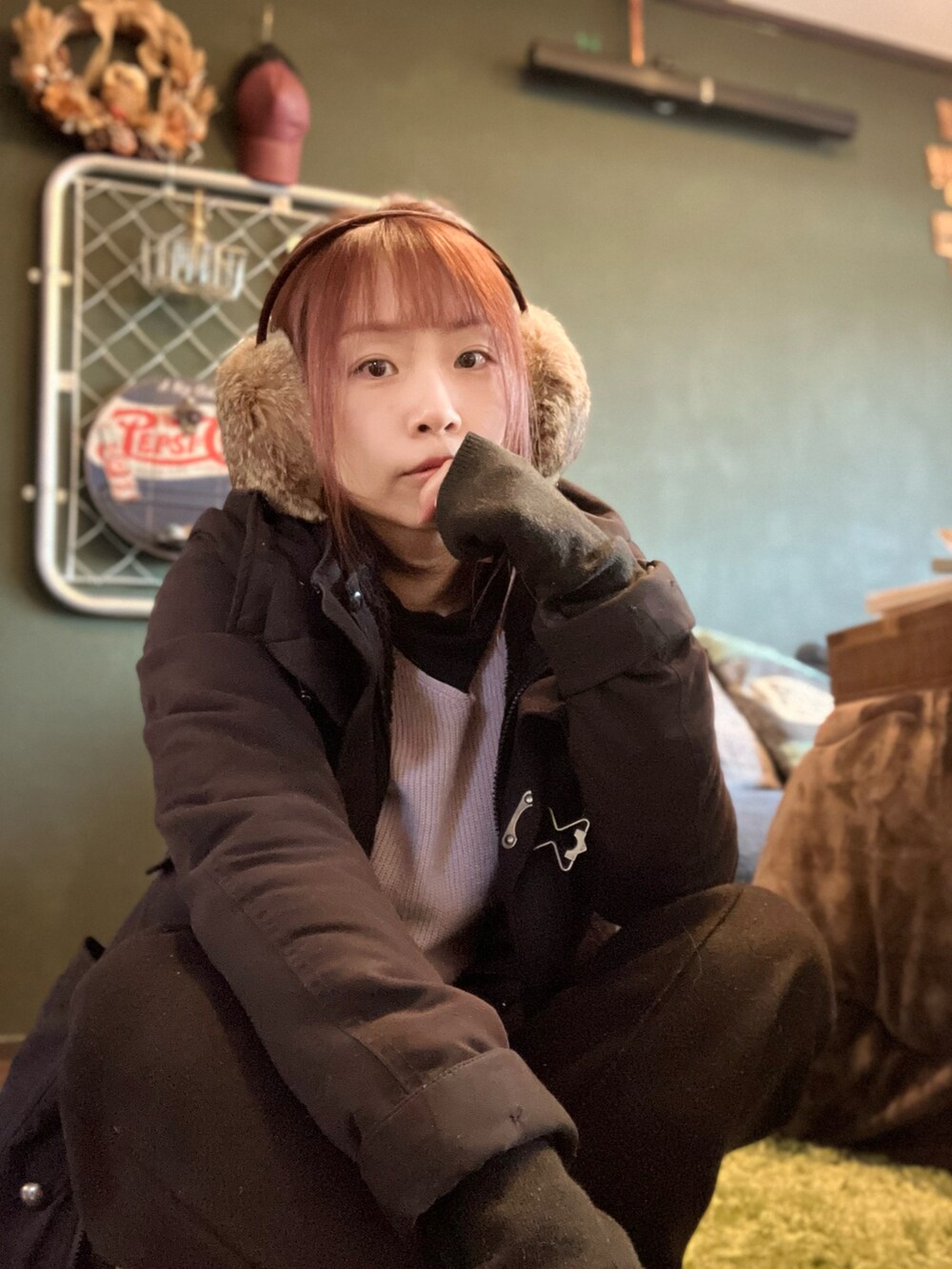 ブラック系のジャケット/アウター、ブラック系のパンツを着用したレディースの冬コーディネートの5枚目の写真