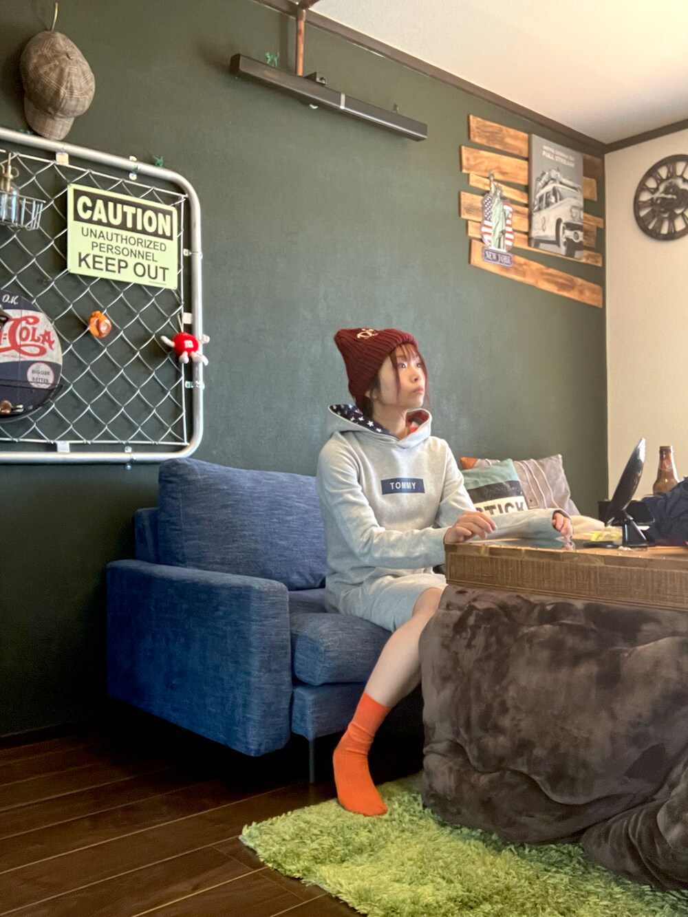 グレー系のワンピース、レッド系のニットキャップ/ビーニー、グレー系のポスター/アートを着用したレディースの秋コーディネートの3枚目の写真