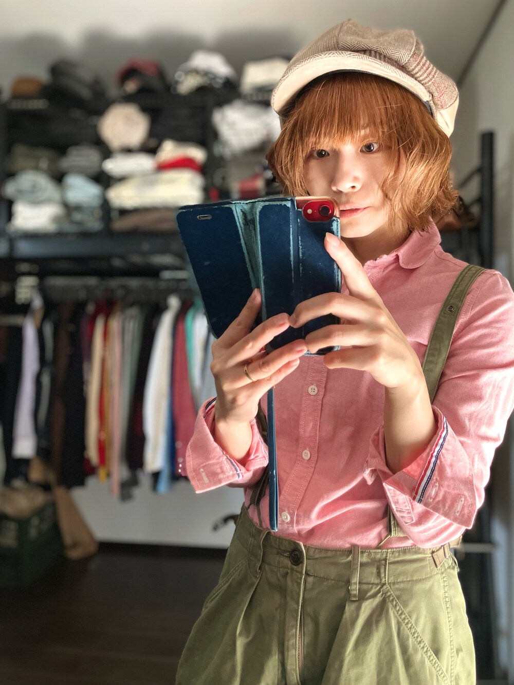 グリーン系のスカート、ピンク系のシャツ/ブラウス、ベージュ系のキャスケットを着用したレディースの秋コーディネートの2枚目の写真