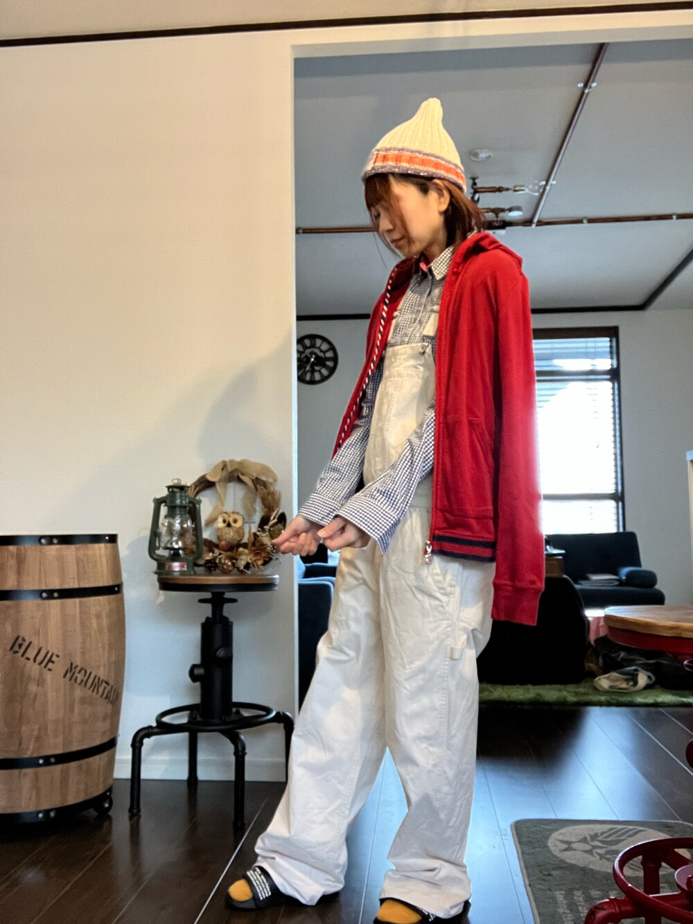 ホワイト系のサロペット/オーバーオール、ブラック系のシャツ/ブラウス、レッド系のパーカーを着用したレディースの秋コーディネートの5枚目の写真